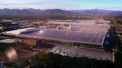 全新EQE開啟奔馳電動新紀元，百年豪華品牌如何突破科技次元壁？